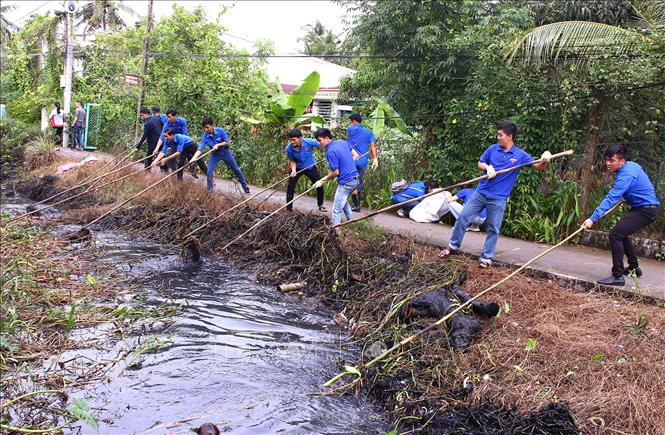 Trong ảnh: Đoàn viên, thanh niên tỉnh Thái Nguyên tham gia nạo vét, làm sạch kênh rạch trong ngày ra quân chiến dịch Thanh niên tình nguyện 