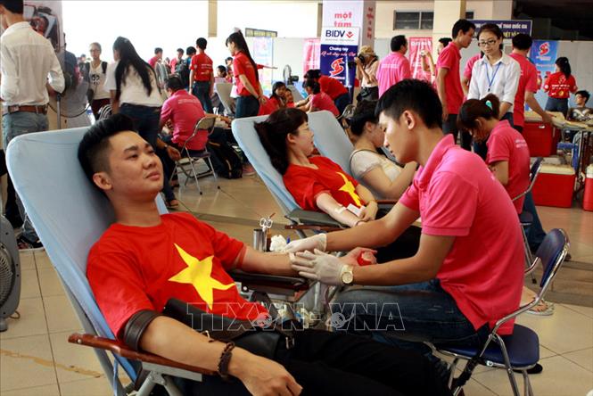 Trong ảnh: Học sinh, sinh viên Hà Nội tham gia hiến máu tình nguyện. Ảnh: Dương Ngọc - TTXVN