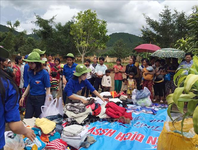 Trong ảnh: Thanh niên tình nguyện tỉnh Kon Tum ủng hộ quần áo cho bà con đồng bào dân tộc thiểu số khó khăn, trong Chiến dịch Thanh niên tình nguyện hè 