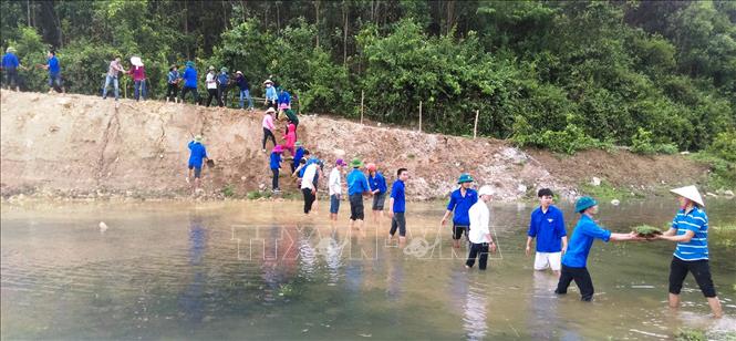 Trong ảnh: Đoàn viên thanh niên tỉnh Quảng Bình giúp người dân gia cố đê điều trong Chiến dịch Thanh niên tình nguyện Hè 2016. Ảnh: Võ Dung - TTXVN