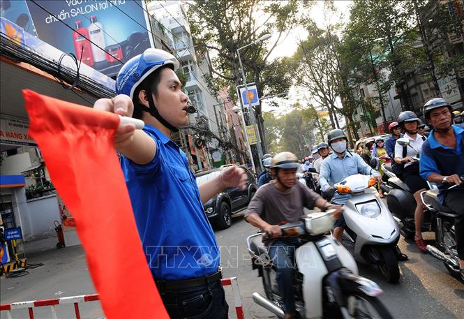 Trong ảnh: Thanh niên tình nguyện TP. Hồ Chí Minh tham gia điều phối giao thông, trong khuôn khổ các hoạt động của chương trình ra quân đội hình tình nguyện “Phản ứng nhanh đảm bảo an toàn giao thông” năm 2017. Ảnh: An Hiếu - TTXVN
