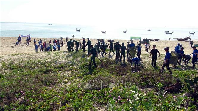 Trong ảnh: Đoàn viên thanh niên tỉnh Quảng Nam dọn dẹp vệ sinh, làm sạch bãi biển Tam Thanh, thành phố Tam Kỳ, trong chiến dịch Thanh niên tình nguyện Hè 2016. Ảnh: Đỗ Trưởng - TTXVN