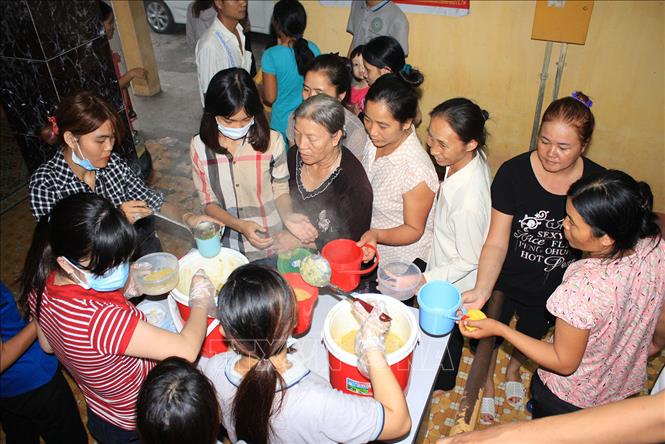 Trong ảnh: Đội thanh niên tình nguyện thành phố Ninh Bình cung cấp cháo từ thiện miễn phí cho bệnh nhân tại Bệnh viện Sản Nhi tỉnh Ninh Bình. Ảnh: Ninh Đức Phương - TTXVN
