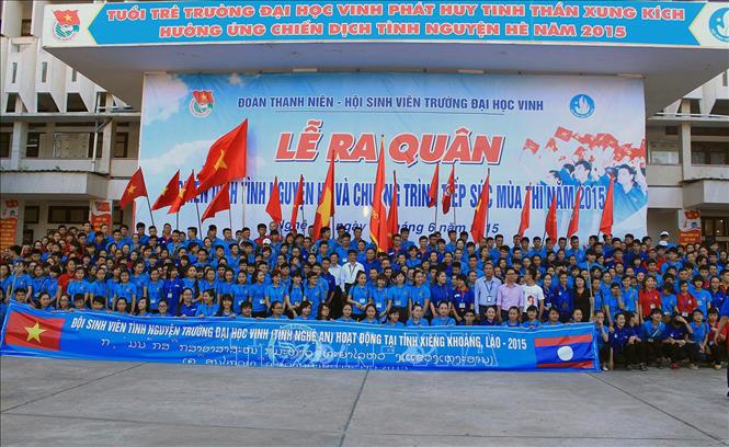 Trong ảnh: Đoàn viên, thanh niên, sinh viên tình nguyện tỉnh Nghệ An tại lễ ra quân Chiến dịch tình nguyện hè và Chương trình tiếp sức mùa thi năm 2015. Ảnh: Tá Chuyên – TTXVN