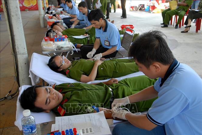 Trong ảnh: 300 đoàn viên Công an Thành phố Hồ Chí Minh tham gia chương trình hiến máu tình nguyện “Giọt máu nghĩa tình” năm 2014. Ảnh: Mạnh Linh - TTXVN