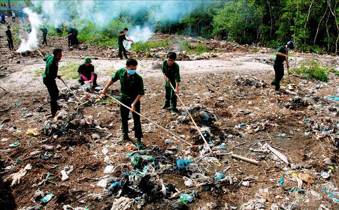 Trong ảnh: Thanh niên tình nguyện tỉnh Bạc Liêu tham gia dọn vệ sinh tại ven rừng cửa biển Nhà Mát, hưởng ứng Ngày Môi trường Thế giới năm 2013. Ảnh: TTXVN