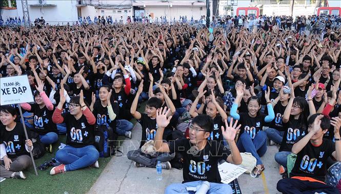 Trong ảnh: Đoàn viên thanh niên, tình nguyện viên TP Hồ Chí Minh tham dự Lễ phát động chiến dịch Giờ Trái đất Xanh năm 2014. Ảnh: TTXVN