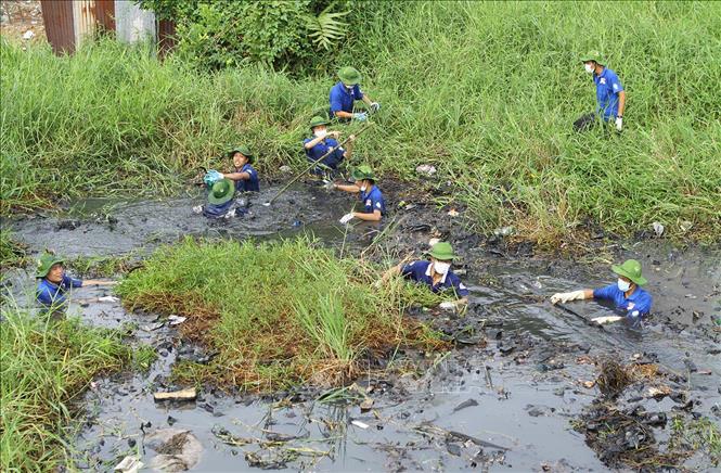 Trong ảnh: Thanh niên tình nguyện TP. Hồ Chí Minh tổ chức thu gom rác thải, cải thiện môi trường, cảnh quan sông Sài Gòn tại rạch Ông Đội 1, Quận 7, trong ngày ra quân Chiến dịch tình nguyện “Mùa hè xanh” lần thứ 20, năm 2013. Ảnh: Thanh Vũ – TTXVN