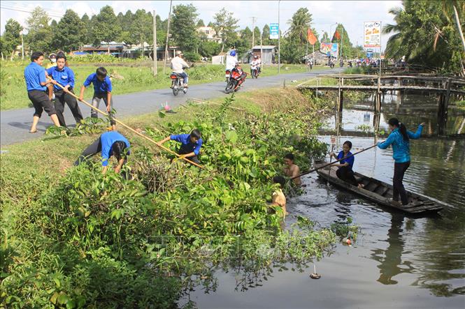 Trong ảnh: Đoàn viên, thanh niên tỉnh Hậu Giang tổ chức thu vớt rác trên kênh rạch trong ngày ra quân Chiến dịch Thanh niên tình nguyện Hè 2013 với chủ đề 