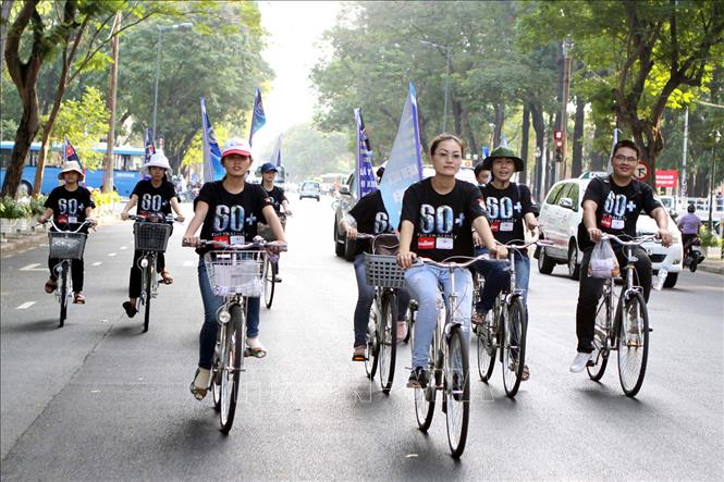 Trong ảnh: Hơn 500 đoàn viên thanh niên, tình nguyện viên các trường đại học, cao đẳng, doanh nghiệp trên địa bàn TP. Hồ Chí Minh diễu hành trên các tuyến đường, cổ động cho Chiến dịch Giờ Trái đất 2013. Ảnh: Hoàng Hải - TTXVN