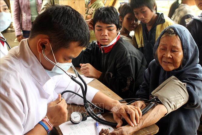 Trong ảnh: Y, bác sĩ tình nguyện khám chữa bệnh cho bà con nghèo bản Tăng Dơi, huyện Đăk Chưng, tỉnh Sekong (Lào), trong chiến dịch 