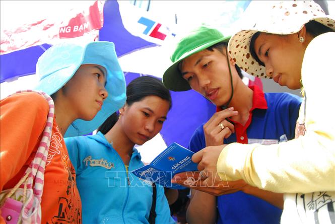 Trong ảnh: Thanh niên tình nguyện tư vấn, hướng dẫn thi sinh tại bến xe Cần Thơ. Ảnh: Thanh Vũ-TTXVN