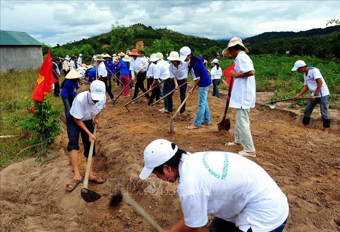 Trong ảnh: Thanh niên tình nguyện giúp dân làm đường dân sinh vào thôn Tân Hối, xã Hồng Bắc, huyện A Lưới, tỉnh Thừa Thiên Huế. Ảnh: Thanh Hà - TTXVN