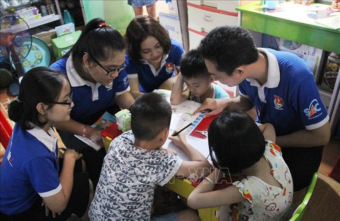 Trong ảnh: Trung tâm hỗ trợ học sinh, sinh viên và Trung tâm hỗ trợ thanh niên công nhân (Thành đoàn TP Hồ Chí Minh) phối hợp tổ chức các lớp học “gia sư áo xanh” nhằm hỗ trợ, giúp đỡ những học sinh là con công nhân có học lực trung bình. Ảnh: Xuân Dự - TTXVN