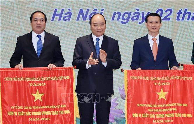 Trong ảnh: Thủ tướng Nguyễn Xuân Phúc tặng Cờ thi đua của Chính phủ cho các tập thể. Ảnh: Thống Nhất – TTXVN