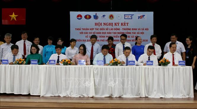 Giám đốc Sở Lao động, Thương binh và Xã hội Thành phố Hồ Chí Minh Lê Văn Thinh cùng 7 trường Đại học và Học viện ký kết chương trình phát triển công tác xã hội trên địa bàn Thành phố Hồ Chí Minh giải đoạn đến năm 2030. Ảnh: Thanh Vũ - TTXVN