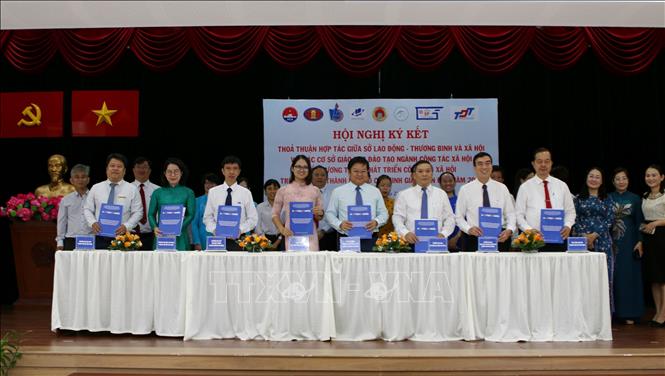 Giám đốc Sở Lao động, Thương binh và Xã hội Thành phố Hồ Chí Minh Lê Văn Thinh cùng 7 trường Đại học và Học viện ký kết chương trình phát triển công tác xã hội trên địa bàn Thành phố Hồ Chí Minh giải đoạn đến năm 2030. Ảnh: Thanh Vũ - TTXVN