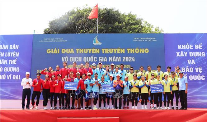 Giải năm nay quy tụ 10 tỉnh tham gia với gần 400 vận động viên nam, nữ, tranh tài ở 3 cự ly: 1.000m, 500m và 200m. Ảnh: Võ Dung - TTXVN
