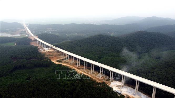 Hệ thống 5 cây cầu cạn liên tiếp nối với hầm Thần Vũ trên cao tốc Diễn Châu – Bãi Vọt là đoạn tuyến có địa hình thi công phức tạp và cũng là điểm nhấn của dự án. Ảnh: Huy Hùng - TTXVN