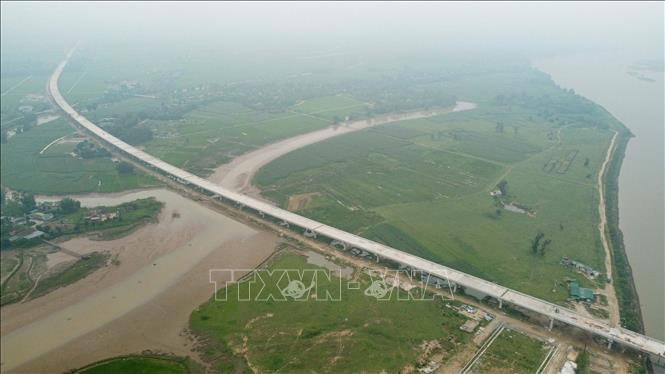 Đường dẫn cầu Hưng Đức  bên phía tỉnh Hà Tĩnh đang trong quá trình hoàn thiện. Ảnh: Huy Hùng - TTXVN
