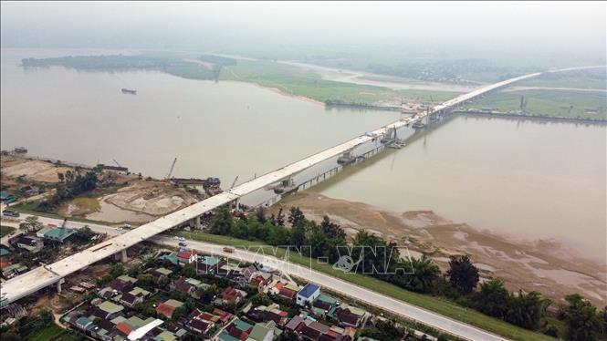 Cầu Hưng Đức nối 2 tỉnh Nghệ An và Hà Tĩnh trên tuyến cao tốc Diễn Châu-Bãi Vọt đang trong quá trình hoàn thiện. Ảnh: Huy Hùng - TTXVN