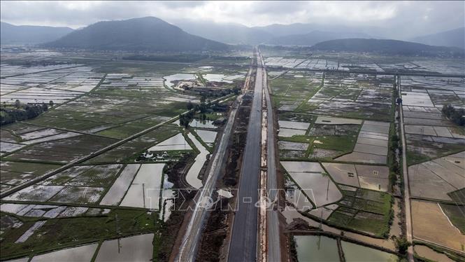 Điểm đầu tuyến cao tốc Diễn Châu- Bãi Vọt nối tiếp với cao tốc Nghi Sơn – Diễn Châu tại xã Diễn Cát, huyện Diễn Châu (Nghệ An). Ảnh: Huy Hùng - TTXVN