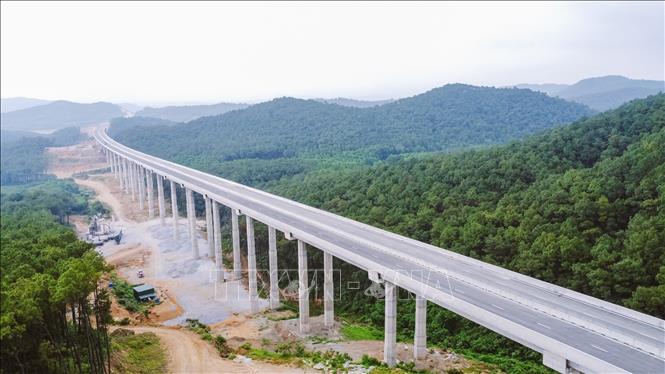 Điểm nhấn trên tuyến cao tốc thành phần Diễn Châu - Bãi Vọt là hệ thống cầu vượt cạn nối với hầm Thần Vũ. Ảnh: TTXVN