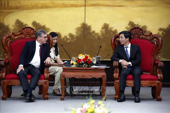 Vice Chairman of the municipal People's Committee Tran Chi Cuong receives Brazilian Ambassador Marco Farani. VNA Photo: Trần Lê Lâm 