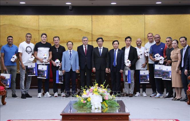 Vice Chairman of the municipal People's Committee Tran Chi Cuong, Brazilian Ambassador Marco Farani, and Brazilian football legends. VNA Photo: Trần Lê Lâm 