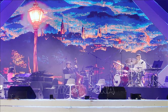 The first international jazz festival kicks off at April 2 Square in Nha Trang city. VNA Photo: Đặng Tuấn 