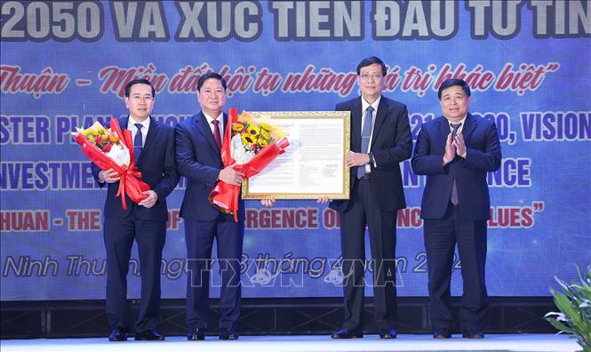 Bộ trưởng Bộ Kế hoạch và Đầu tư Nguyễn Chí Dũng trao Quyết định phê duyệt quy hoạch cho lãnh đạo tỉnh Ninh Thuận. Ảnh: Dương Giang-TTXVN 
