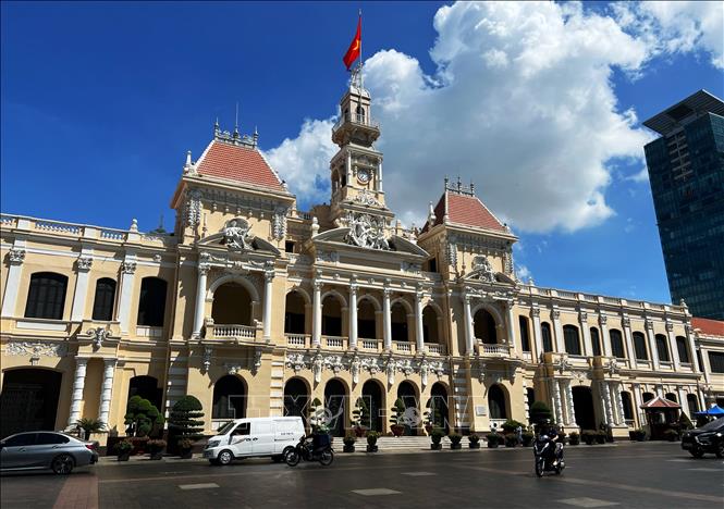 Trụ sở Hội đồng nhân dân và Ủy ban nhân dân Thành phố Hồ Chí Minh là địa danh được nhiều người dân và du khách lựa chọn trong dịp lễ. Ảnh: Thu Hương - TTXVN