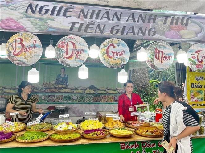 Du khách trải nghiệm Lễ hội ẩm thực tại Thảo Cầm Viên (Quận 1). Ảnh: Thu Hương - TTXVN