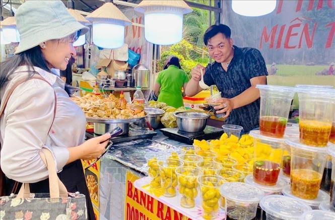 Du khách trải nghiệm Lễ hội ẩm thực tại Thảo Cầm Viên (Quận 1). Ảnh: Thu Hương - TTXVN