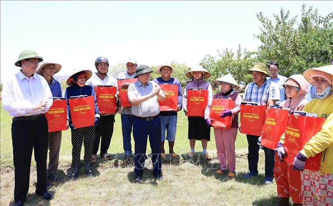 Thủ tướng Phạm Minh Chính tặng quà cho nông dân huyện Ninh Sơn. Ảnh: Dương Giang-TTXVN