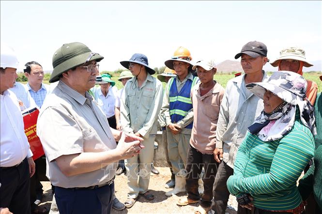 Prime Minister Pham Minh Chinh talks with farmers in Ninh Son district, Ninh Thuan province. VNA Photo: Dương Giang 