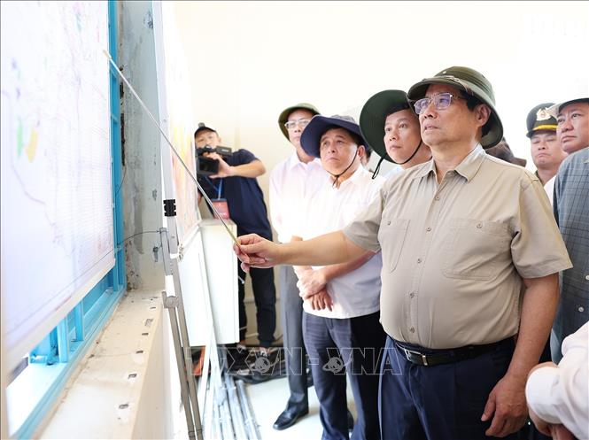 Prime Minister Pham Minh Chinh inspects the construction of Tan My waterworks in Ninh Thuan province. VNA Photo: Dương Giang 