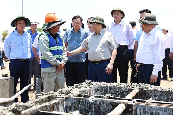 Prime Minister Pham Minh Chinh inspects the construction of Tan My waterworks in Ninh Thuan province. VNA Photo: Dương Giang 