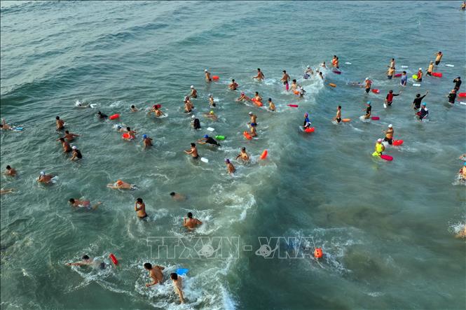 Swimmers compete in the men's 2,000 meters category. VNA Photo: Trần Lê Lâm