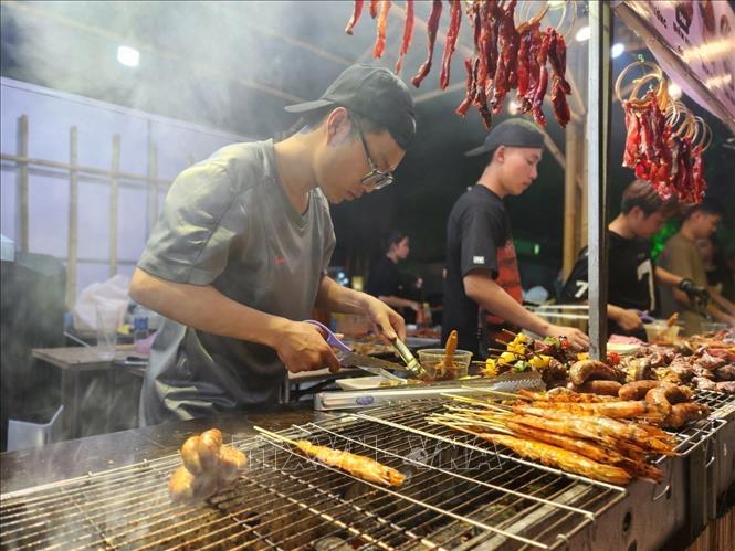 A grilling stall at the 2024 Hue Traditional Cuisine Week. VNA Photo: Mai Trang