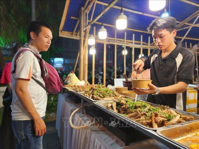 The 2024 Hue Traditional Cuisine Week introduces a wide range of dishes from all regions of Vietnam. VNA Photo: Mai Trang