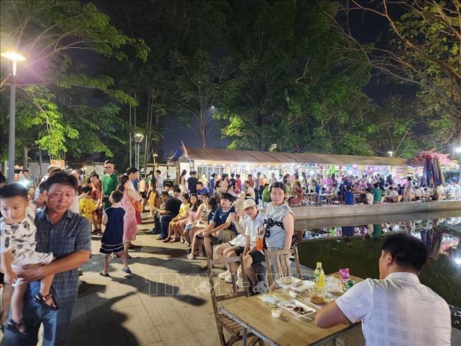 The event attracts a large number of locals wanting to explore Vietnamese cuisine. VNA Photo: Mai Trang