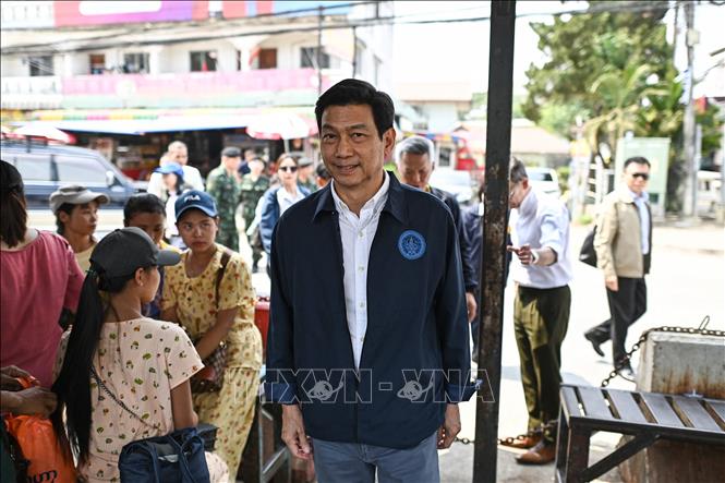 (Tư liệu) Bộ trưởng Ngoại giao Thái Lan Parnpree Bahiddha-Nukara trong chuyến thị sát cửa khẩu Tak ở biên giới với Myanmar, ngày 12/4/2024. Ảnh: AFP/TTXVN