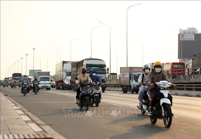Các phương tiện giao thông di chuyển trên cầu Đồng Nai trong cái nắng gay gắt. Ảnh: Hồng Đạt - TTXVN
