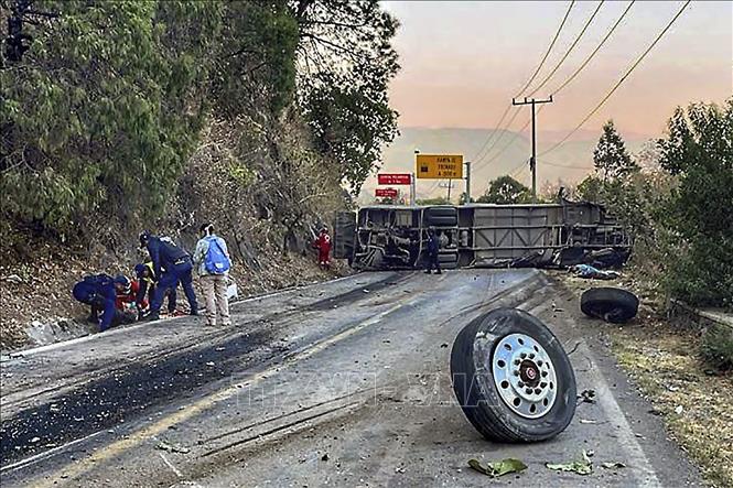 Hiện trường vụ lật xe buýt tại khu vực Malinalco, bang Mexico, miền Trung Mexico ngày 28/4/2024. Ảnh: AFP/TTXVN