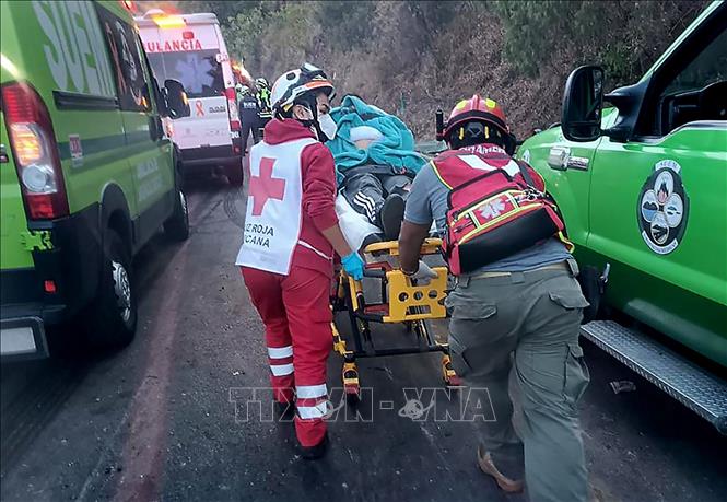 Lực lượng cứu hộ chuyển người bị thương tại hiện trường vụ lật xe buýt ở khu vực Malinalco, bang Mexico, miền Trung Mexico ngày 28/4/2024. Ảnh: AFP/TTXVN