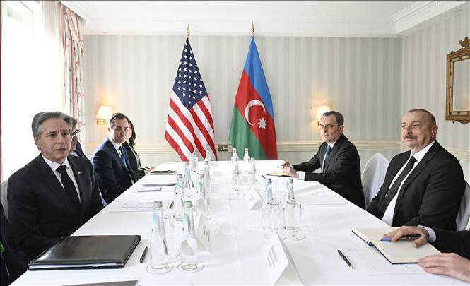 (Tư liệu) Ngoại trưởng Mỹ Antony Blinken (trái) trong cuộc hội đàm với Tổng thống  Azerbaijan Ilham Aliyev (phải) bên lề Hội nghị An ninh Munich (Đức) ngày 17/2/2024. Ảnh: AFP/TTXVN