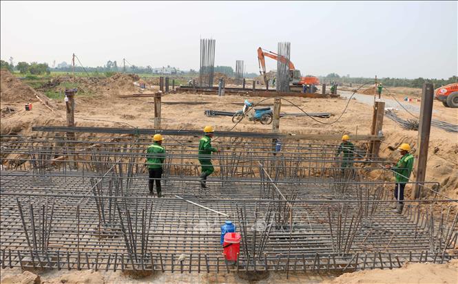 A section of the Chau Doc-Can Tho-Soc Trang Expressway project is underway in the Mekong Delta of An Giang. VNA Photo: Công Mạo