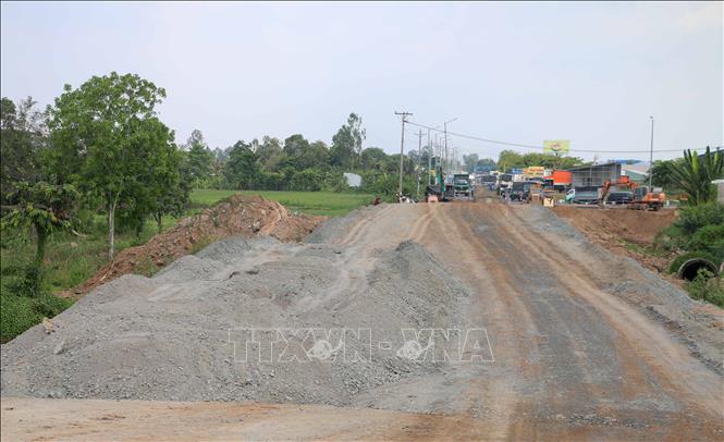 A section of the National Highway 91 is underway in Long Xuyen district, the Mekong Delta of An Giang. VNA Photo: Công Mạo