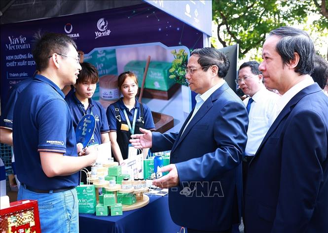 Prime Minister Pham Minh Chinh visits students’ startup exhibitions. VNA Photo: Dương Giang